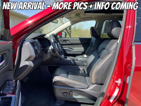 Used 2024 Nissan Pathfinder SL w/ SL Premium Package image 3