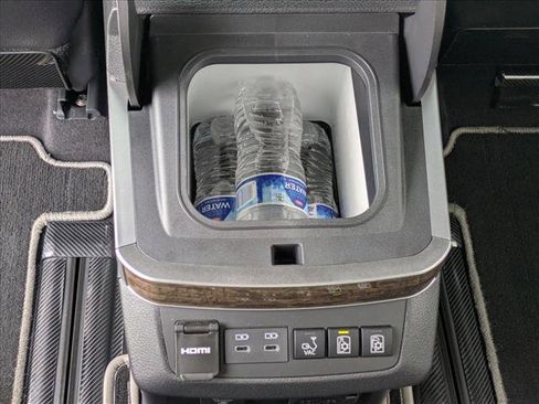 Used 2025 Toyota Sienna Platinum image 20