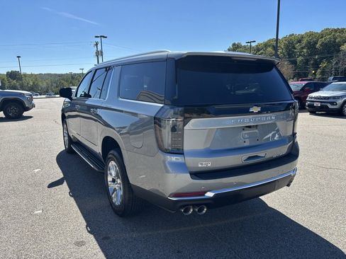 New 2026 Chevrolet Suburban Premier image 9