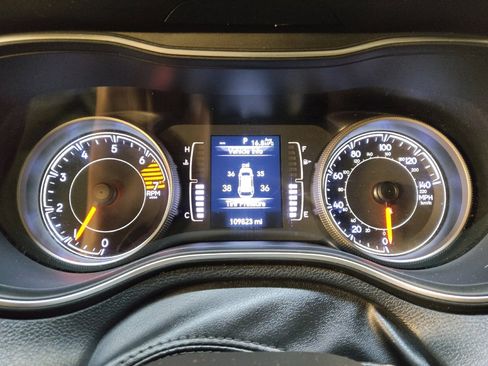 Used 2019 Jeep Cherokee Latitude w/ Popular Appearance Group image 23