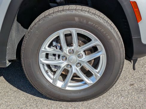 Used 2025 Jeep Grand Cherokee Laredo X image 11