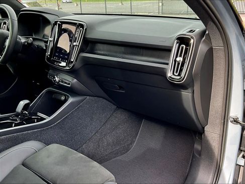 Used 2023 Volvo XC40 Recharge Ultimate AWD/4WD image 19