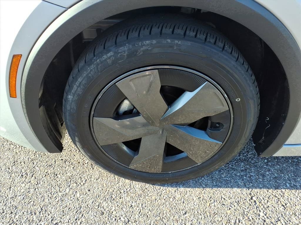 Certified 2025 Toyota Prius LE FWD image 11