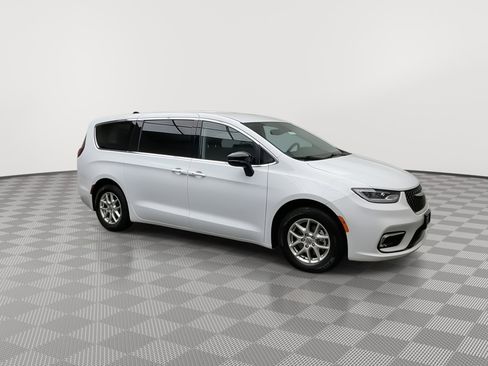 Used 2024 Chrysler Pacifica Touring-L image 40