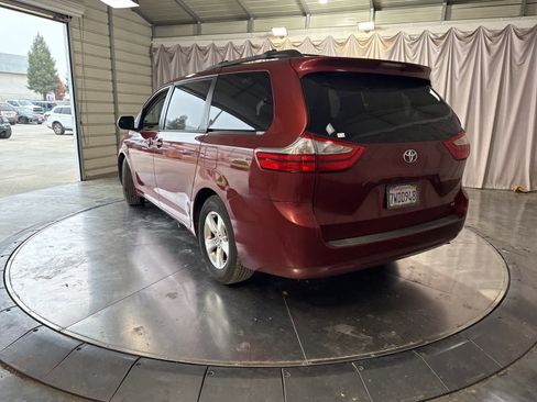 Used 2017 Toyota Sienna LE image 7