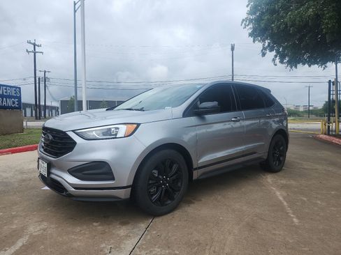 Used 2024 Ford Edge SE w/ Black Appearance Package image 9