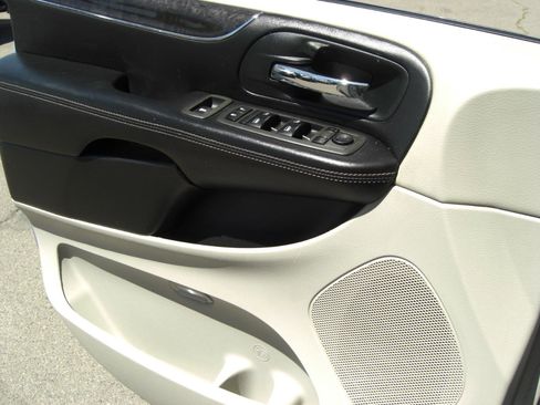 Used 2013 Chrysler Town & Country Touring image 22