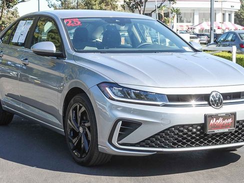 Used 2025 Volkswagen Jetta SE w/ Black Wheel Package image 3