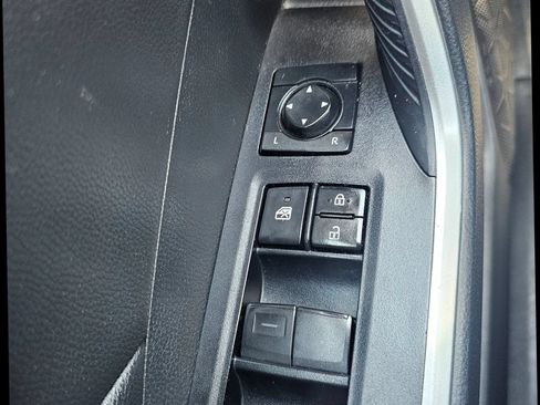 Used 2021 Toyota RAV4 LE AWD/4WD image 18