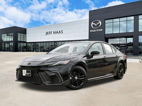 Used 2025 Toyota Camry SE w/ Convenience Package FWD image 1