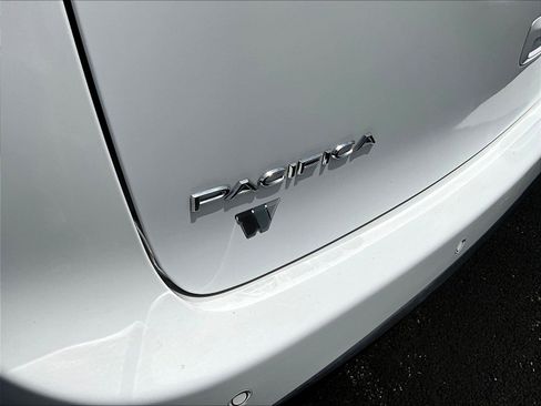 Used 2024 Chrysler Pacifica Touring-L FWD image 24