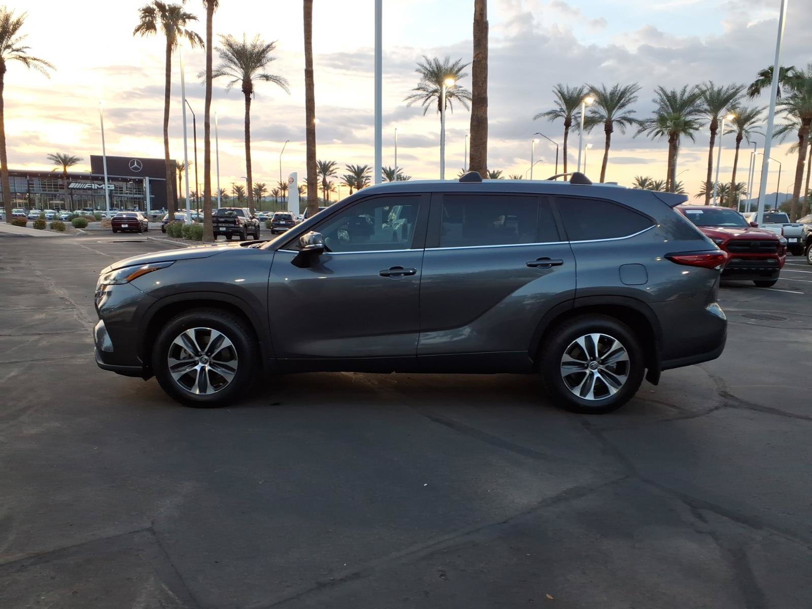 Used 2023 Toyota Highlander XLE FWD image 7