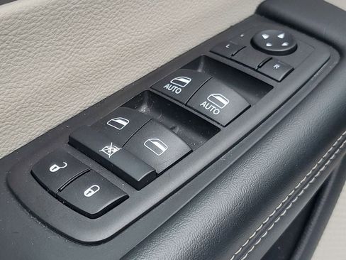 Used 2024 Chrysler Pacifica Touring-L FWD image 11