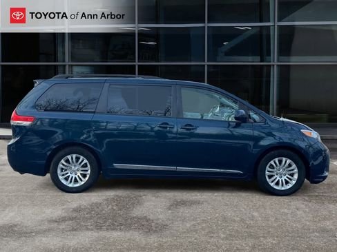 Used 2012 Toyota Sienna XLE image 12