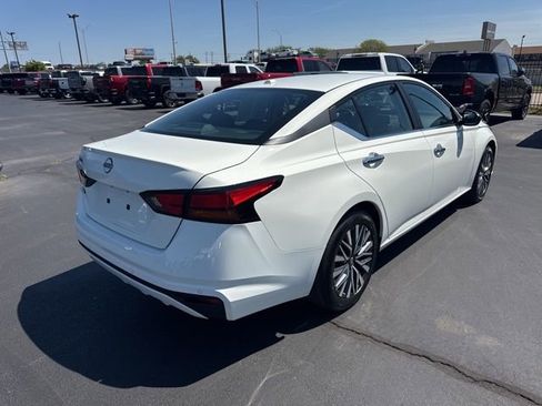 Used 2025 Nissan Altima 2.5 SV FWD image 3