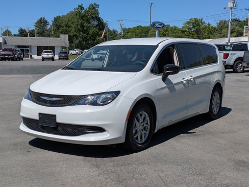 Used 2024 Chrysler Voyager LX FWD image 5