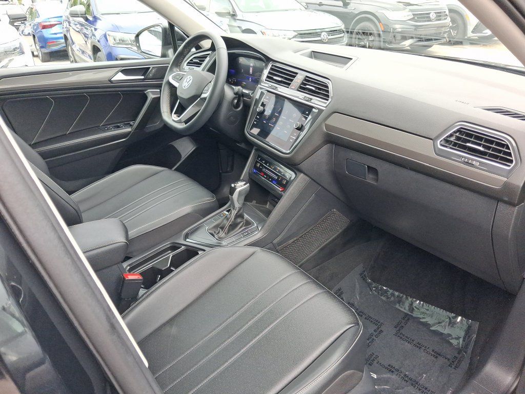 Certified 2023 Volkswagen Tiguan SE w/ Panoramic Sunroof Package FWD image 29