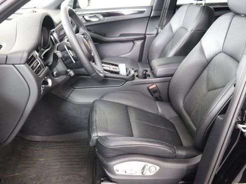 Used 2025 Porsche Macan image 27