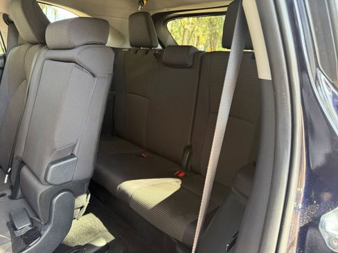 Used 2025 Toyota Highlander LE image 25