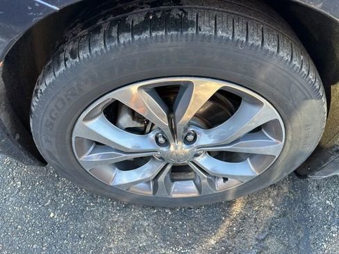 Used 2020 Chrysler Pacifica Limited w/ Tire & Wheel Group image 4