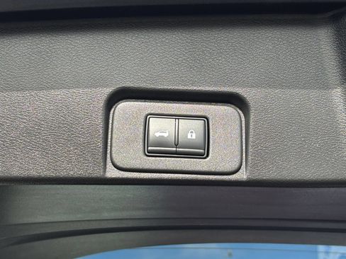 Used 2025 Nissan Rogue SV FWD image 23