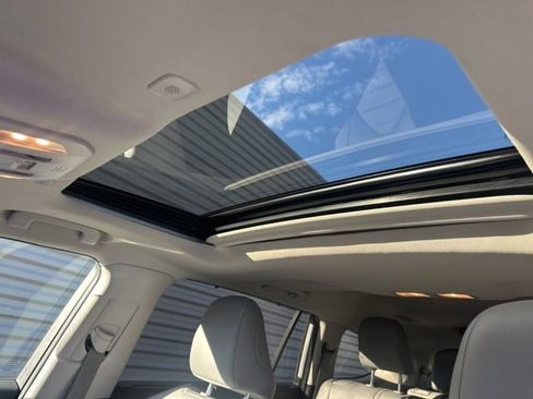 Used 2023 Toyota Highlander L image 16