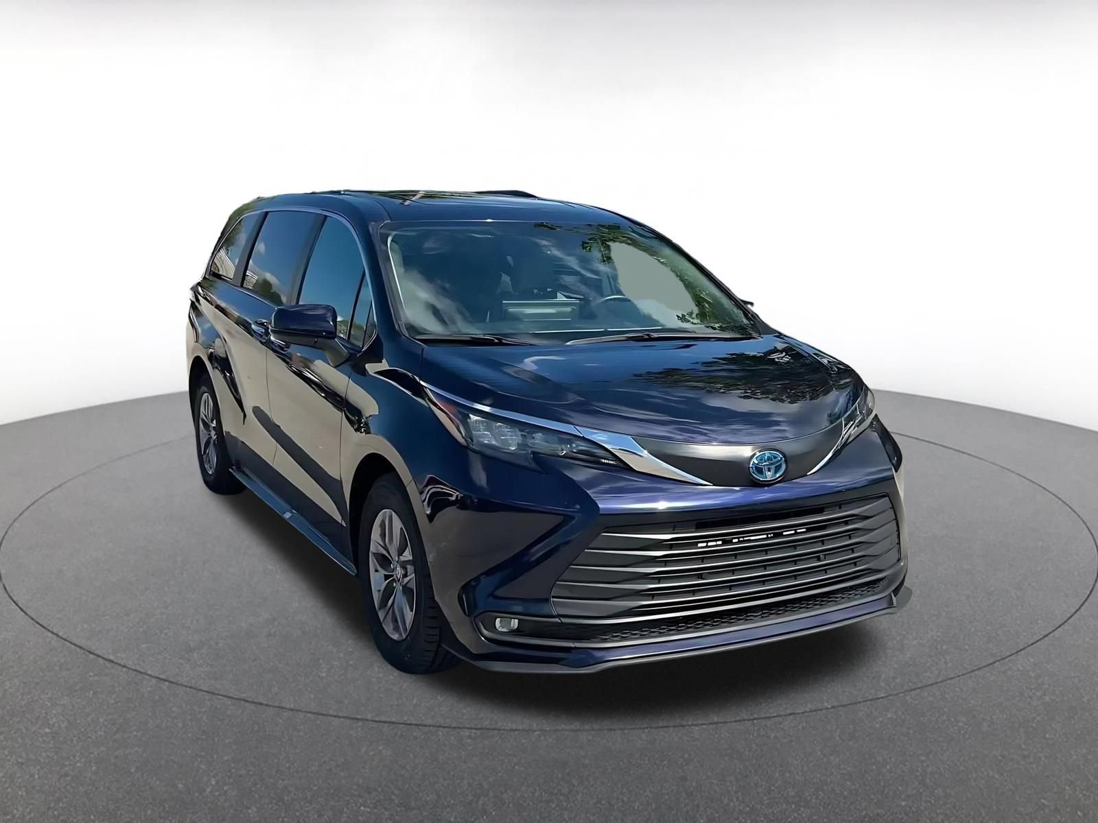 Used 2025 Toyota Sienna XLE FWD image 3