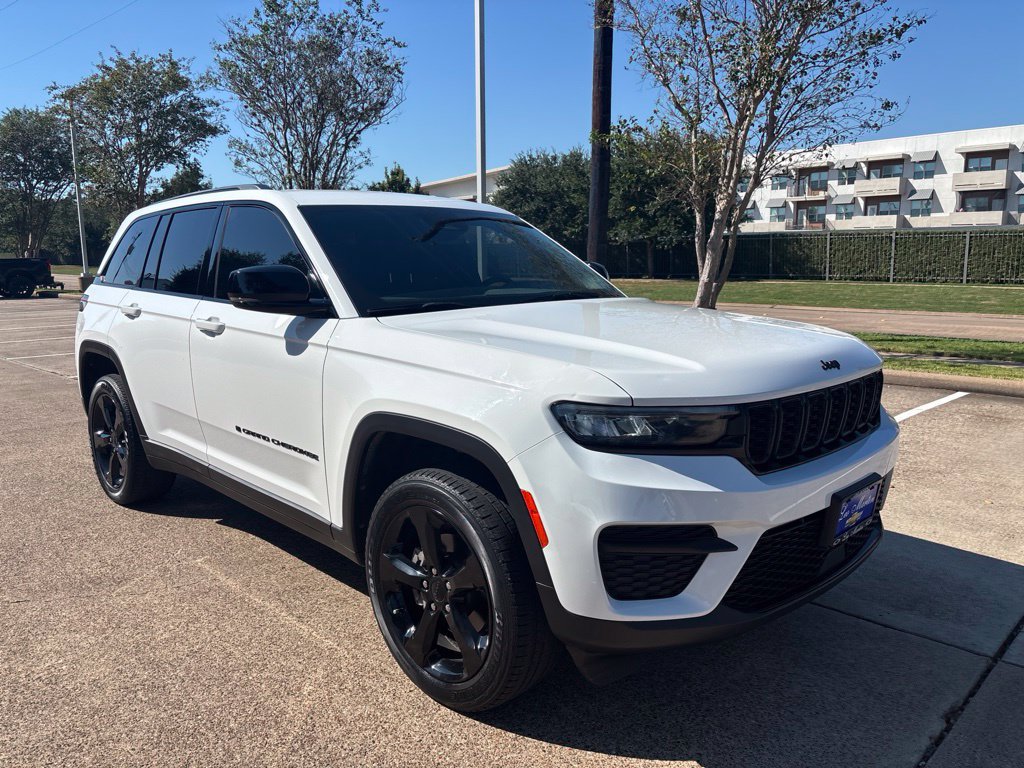 Used 2023 Jeep Grand Cherokee Altitude AWD/4WD image 3