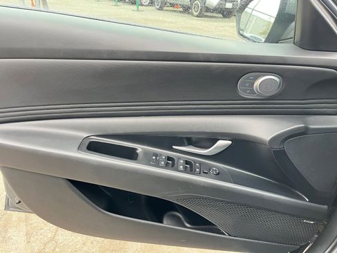 Used 2025 Hyundai Elantra Limited image 20