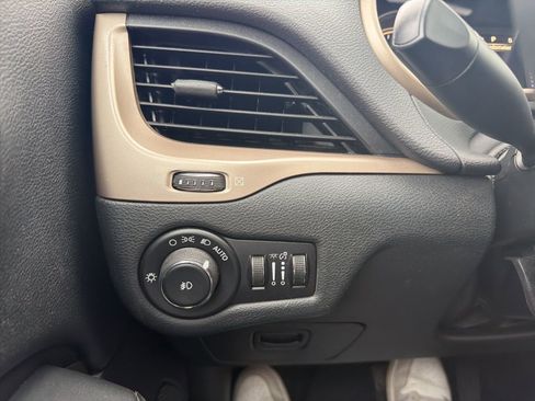 Used 2016 Jeep Cherokee 75th Anniversary image 18