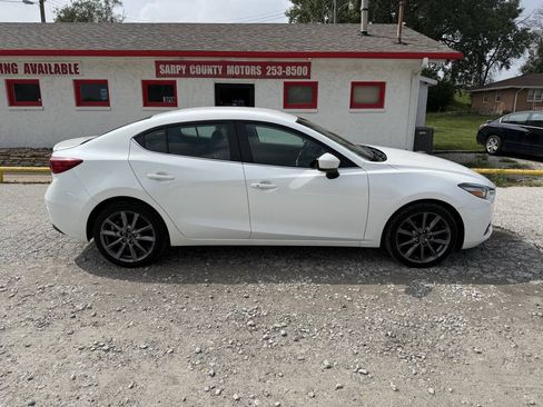 Used 2018 MAZDA MAZDA3 Touring FWD image 2