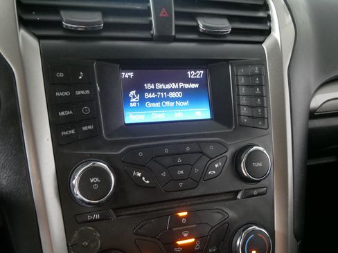 Used 2018 Ford Fusion SE FWD image 22