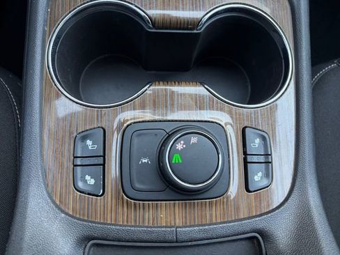 Used 2022 GMC Acadia SLE w/ Driver Convenience Package image 12