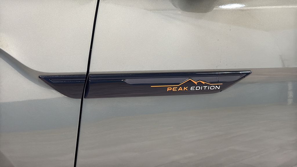 Used 2025 Volkswagen Atlas Peak Edition SE AWD/4WD image 41