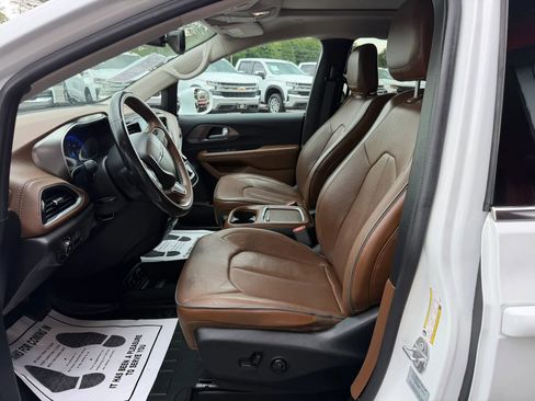 Used 2017 Chrysler Pacifica Limited w/ UConnect Theater Package FWD image 5