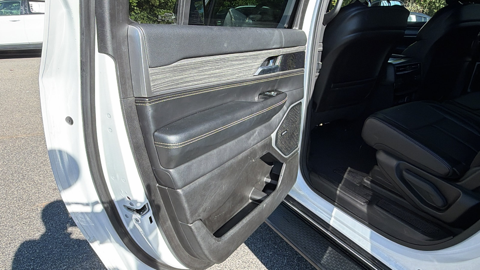 Used 2024 Jeep Wagoneer L Series II w/ Flexible Seating Group AWD/4WD image 23