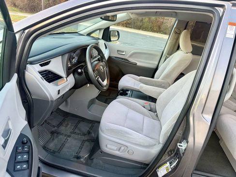 Used 2020 Toyota Sienna LE image 12