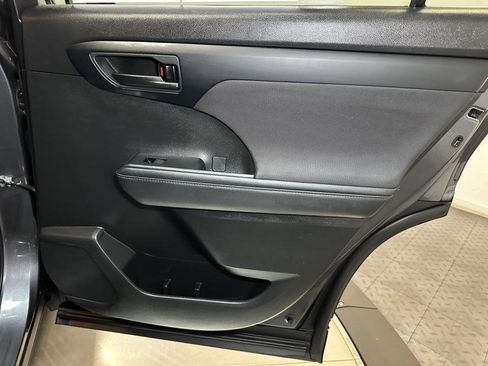 Used 2023 Toyota Highlander LE image 34