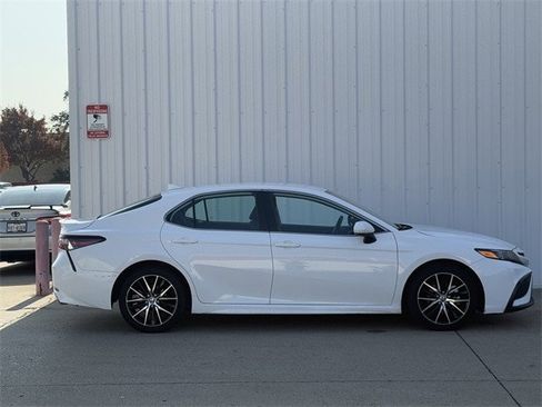 Used 2024 Toyota Camry SE image 3