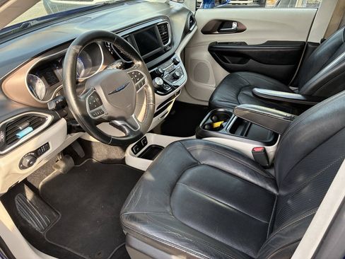 Used 2019 Chrysler Pacifica Touring-L FWD image 37