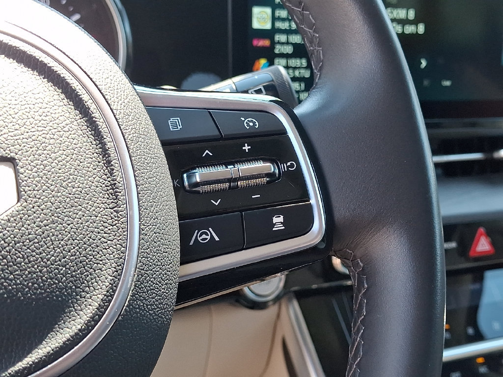 Used 2024 Kia Carnival EX FWD image 23