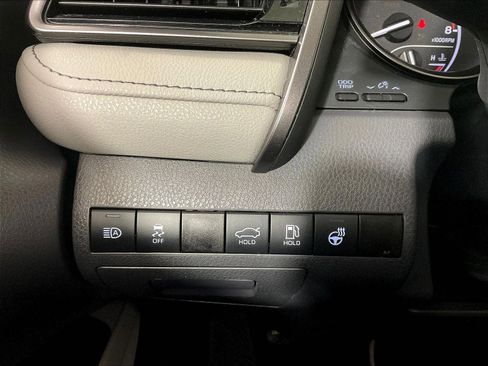 Used 2021 Toyota Camry SE w/ Cold Weather Package FWD image 14