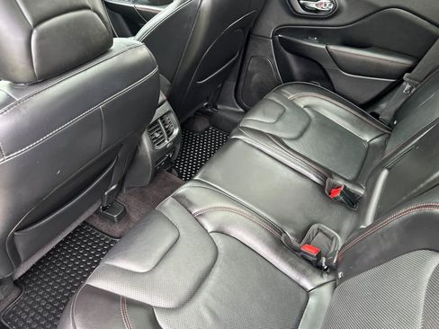 Used 2019 Jeep Cherokee Trailhawk AWD/4WD image 4