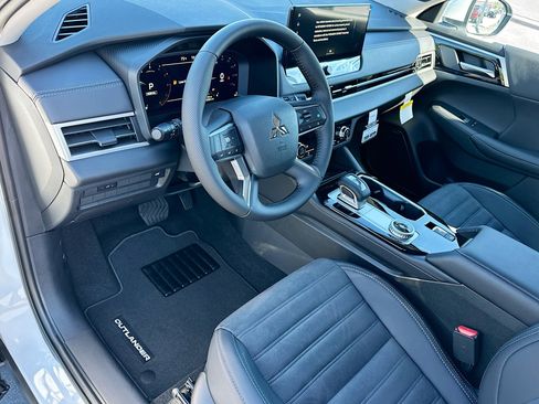 New 2025 Mitsubishi Outlander SE image 6