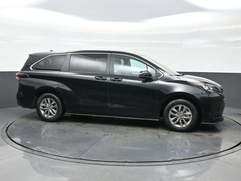 Used 2024 Toyota Sienna LE image 7