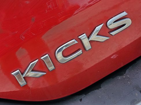 Used 2018 Nissan Kicks SR w/ Premium Package FWD image 12
