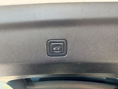 Certified 2023 GMC Yukon SLT w/ SLT Premium Package AWD/4WD image 7