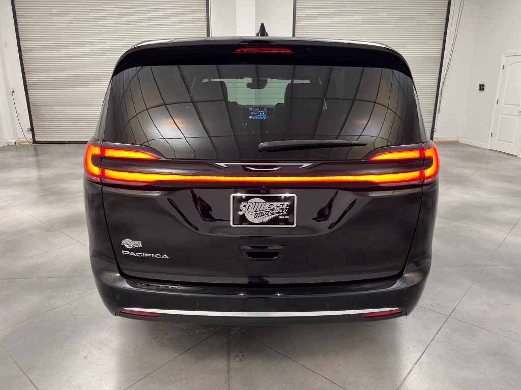 Used 2027 Chrysler Pacifica Select FWD image 8