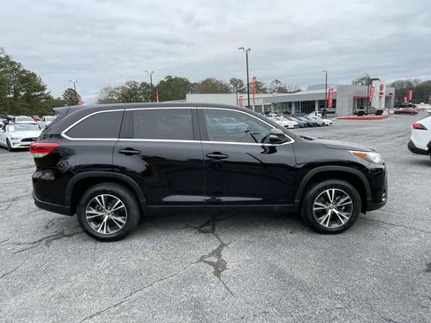 Used 2019 Toyota Highlander LE image 2