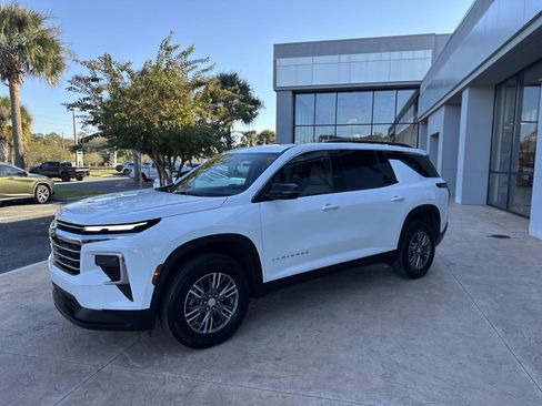 Used 2025 Chevrolet Traverse LT image 7